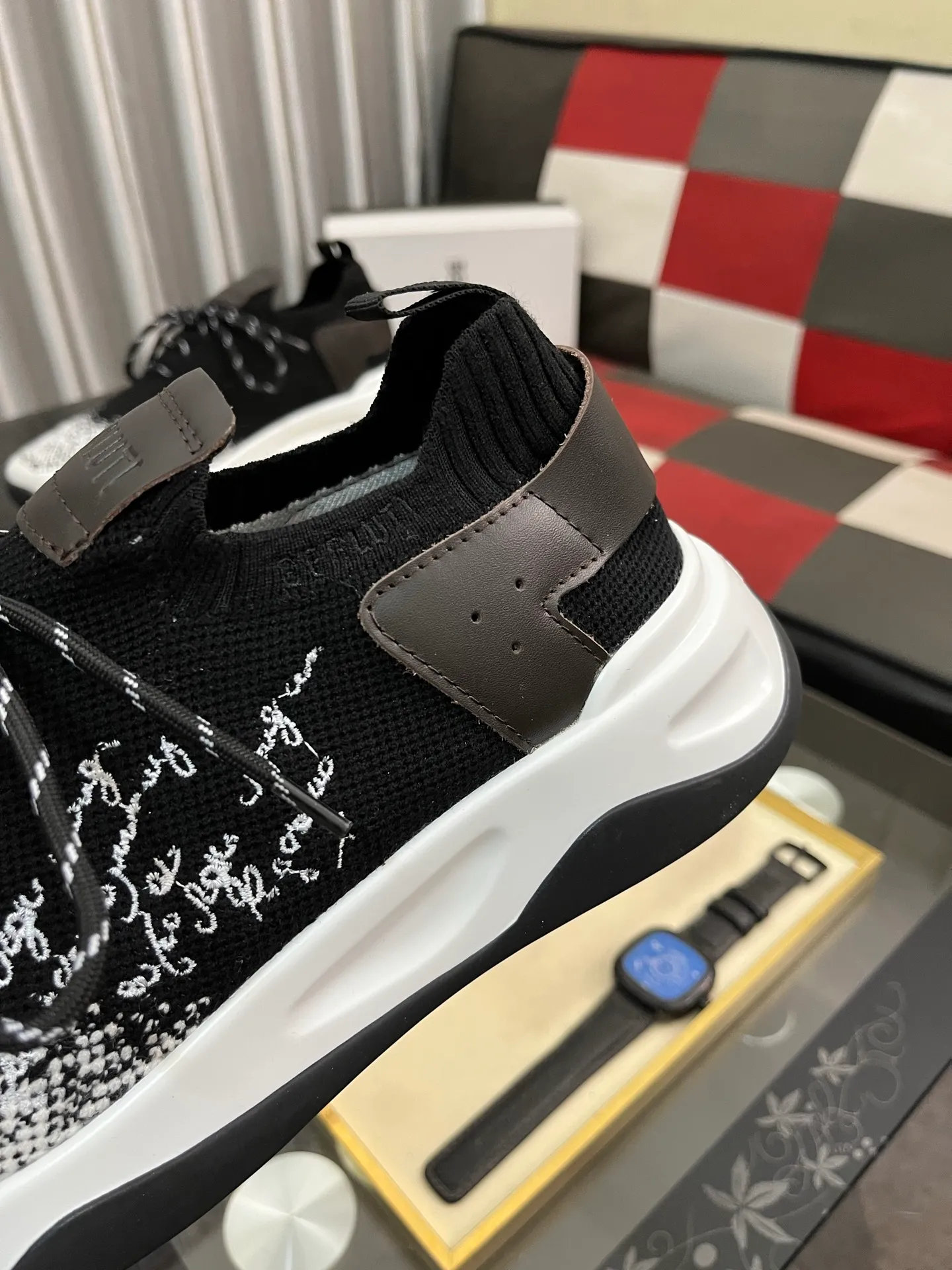 Men's Men's Shoes 💰400⌚️⌚️Berlut* France's top men's shoes, Berluti brand broke the rules in its first show and launched a new Edge shoe last. This model is hand-crafted with exquisite and fashionable fly-woven cowhide, a water-dyed cowhide lining, and an original color-blocked lightweight and wear-resistant rubber sole. This bold improvement of the iconic shoe last is of great significance to the creative work of its unique shape and edge width. On Alessandro shoes, this sharp-edged silhouette is made more see-through through Kris' bold and professional new Cloudy dyeing, making it classic and fashionable! Size: 38-46
